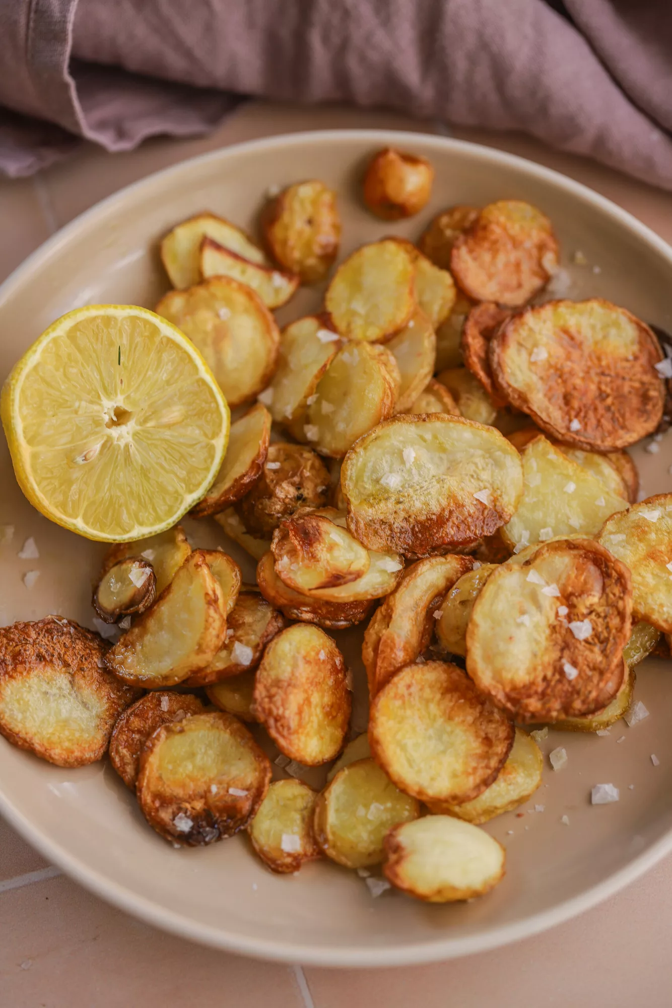 Salty vinegar potato crisps